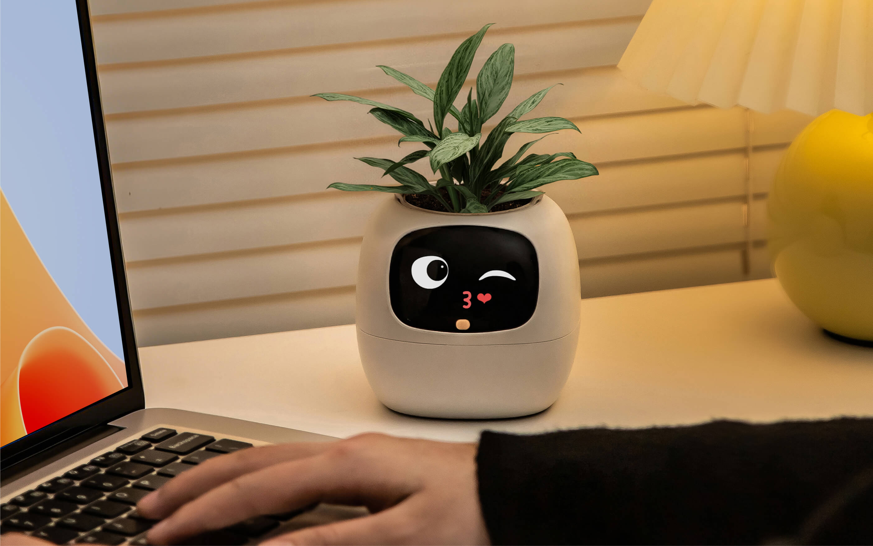 No More Plant Anxiety: Why This AI Desk Companion is the Best Gift for People with Anxiety
